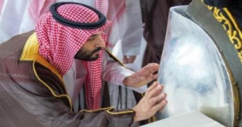ولى العهد السعودى يشارك فى غسل الكعبة