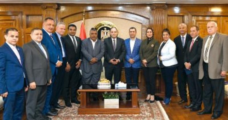 لقاء وزير الصناعة وأعضاء لجنة الصناعة بمجلس النواب
