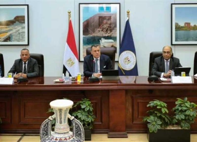 اجتماع وزير السياحة