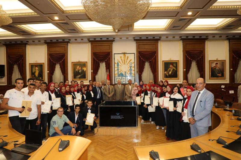 محافظ القاهرة يكرم ١٥٠ متدرب اجتازوا اختبارات تاهيلهم لسوق العمل
