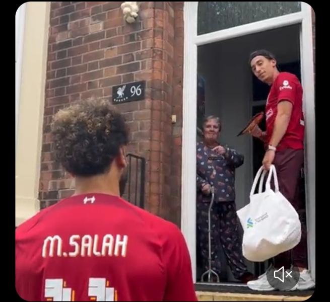 محمد صلاح يزور المنازل 
