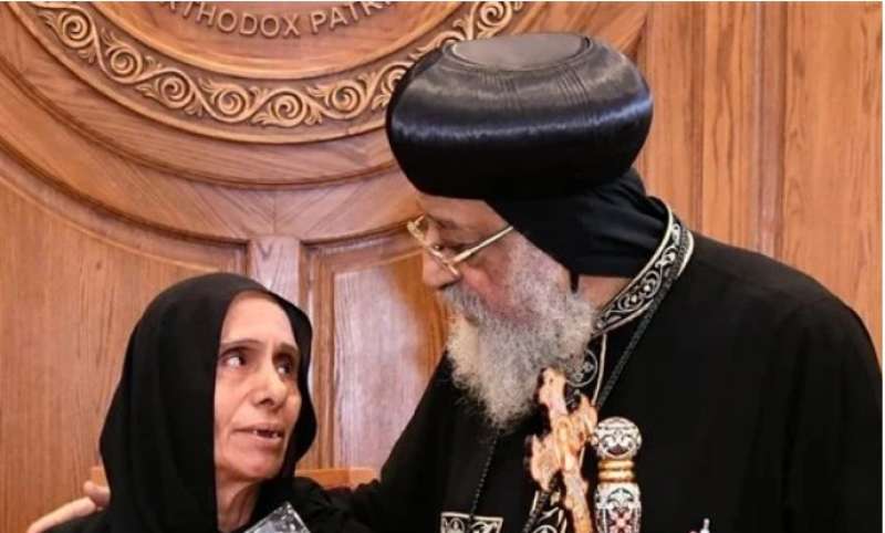 البابا تواضروس يستقبل أسر ضحايا حادث كنيسة أبو سيفين