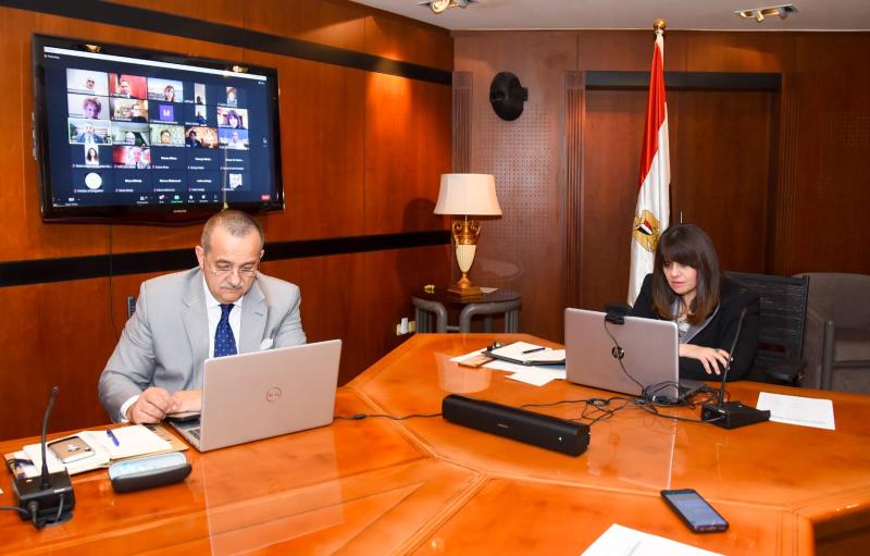 وزيرة الهجرة خلال اللقاء 