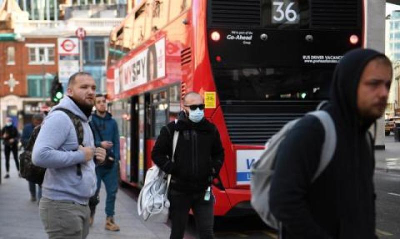 البريطانيون ينتظرون وسائل النقل