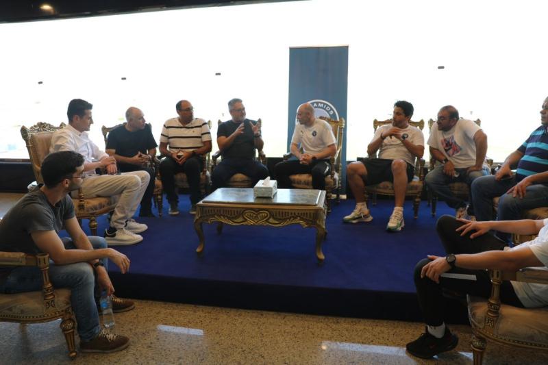 المنتخب الأولمبي خلال زياراته للأندية بنادي بيراميدز 