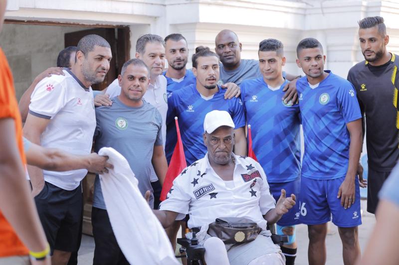 الجهاز الفنى ولاعبو البنك الأهلي مع الحاج متولى