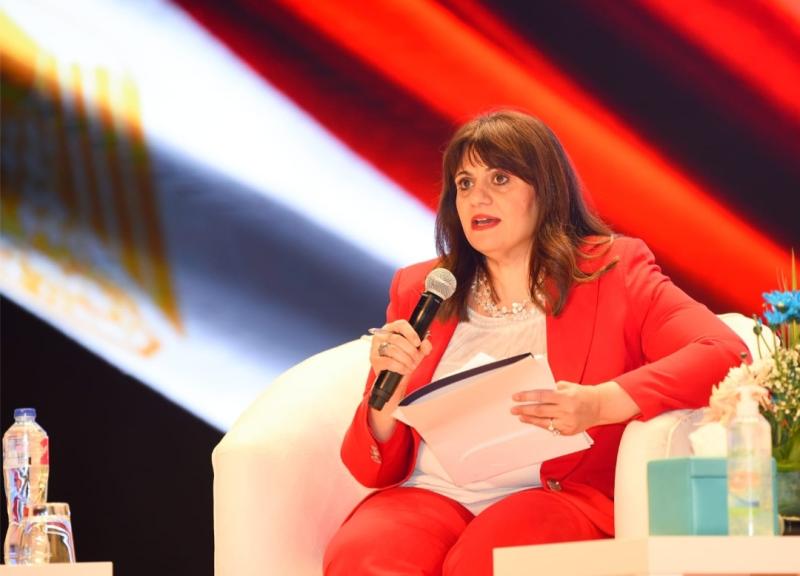 وزيرة الهجرة 