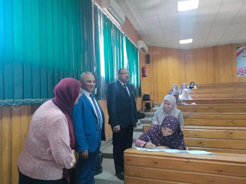 نائب رئيس جامعة الأزهر يتفقد سير أعمال الامتحانات بكلية طب البنات بأسيوط