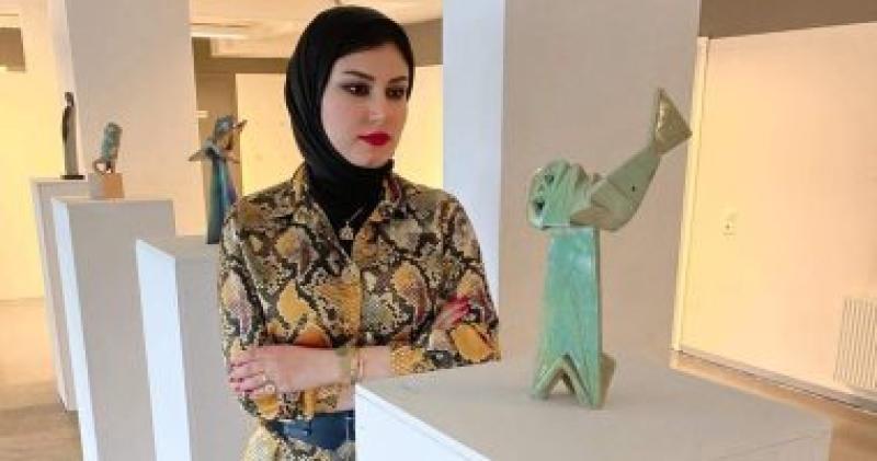 دينا ريحان مع إحدى قطعها الفنية