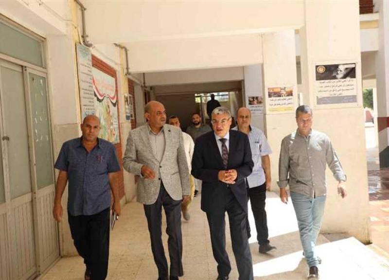 طلاب الثانوية العامة بالمنيا يؤدون «الاقتصاد والإحصاء» بالدور الثاني دون مشكلات