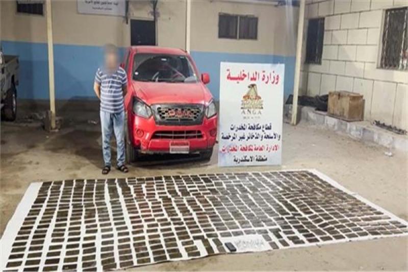 المتهم وبحوزته المضبوطات