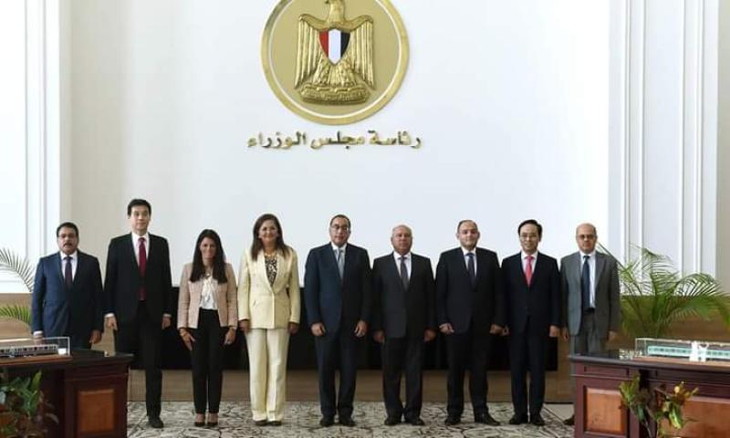 رئيس الوزراء يشهد مراسم توقيع عقد تصنيع وتوريد 320 عربة لمترو الانفاق