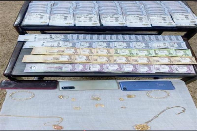 سرقة مشغولات ذهبية وأكثر من 100 ألف ريال سعودي