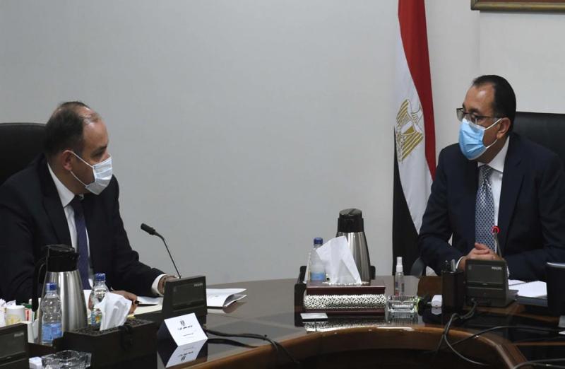 وزير التجارة والصناعة مع رئيس الوزراء