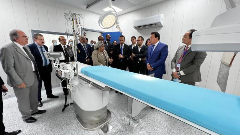 وزير الصحة يتابع الحالة الصحية لأول مريض تستقبله وحدة القسطرة القلبية