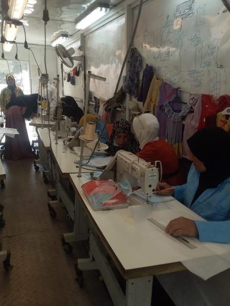   تأهيل وتدريب الفتيات على التفصيل والخياطة 