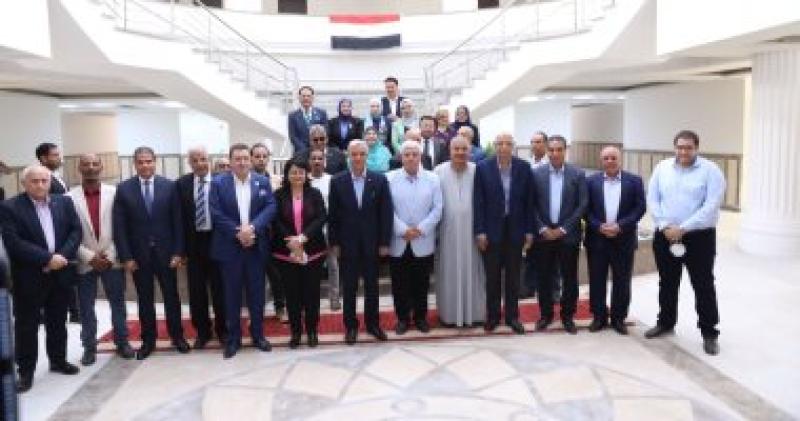 محافظ الجيزة خلال لقاء رؤساء شركات النظافة