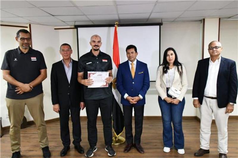 وزير الرياضة يكرم منتخب شباب الطائرة