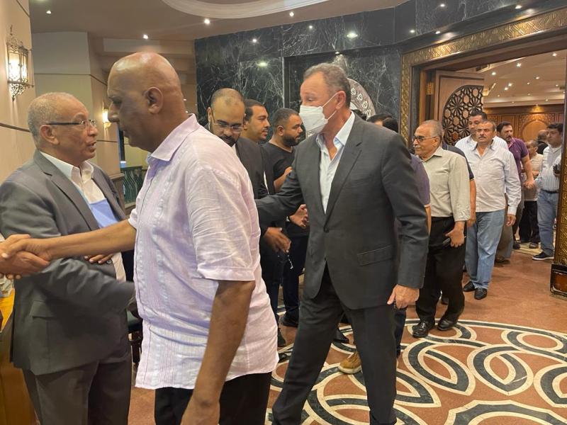 الخطيب أثناء واجب العزاء 