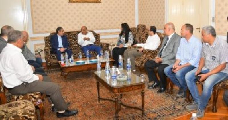 وزير قطاع الأعمال العام فى زيارة إلى شركة مصر للغزل والنسيج