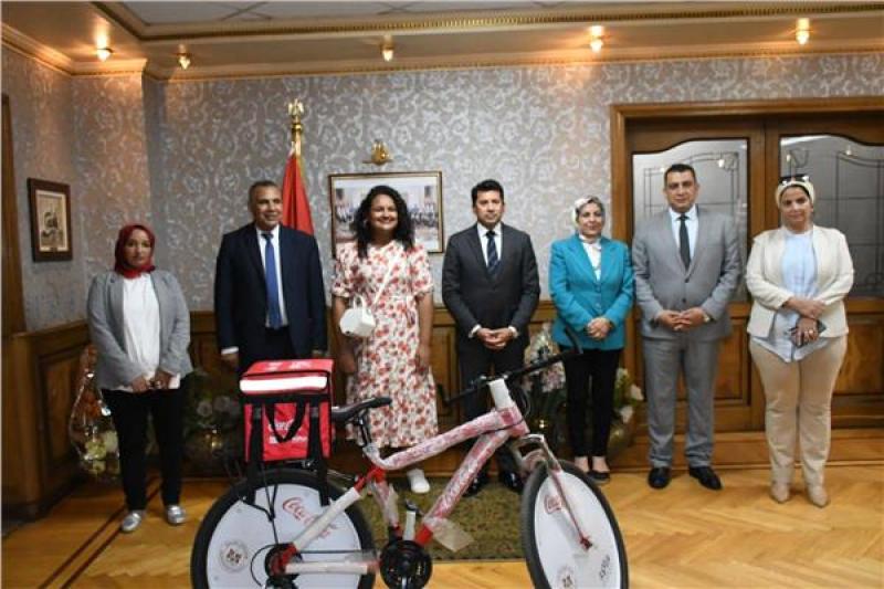 وزير الرياضة يُكرِم فتاة دليفري الإسكندرية