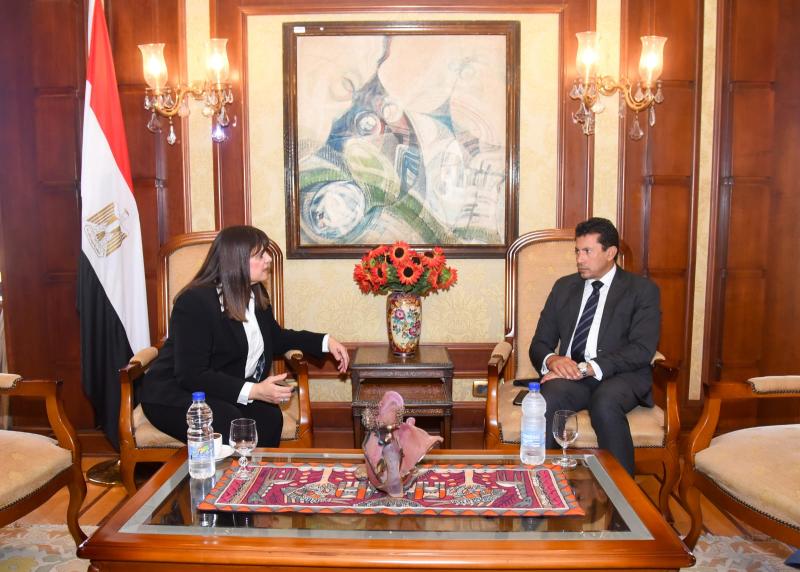 وزيرة الجرة ووزير الشباب والرياضة