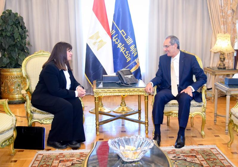 وزيرا الهجرة والاتصالات