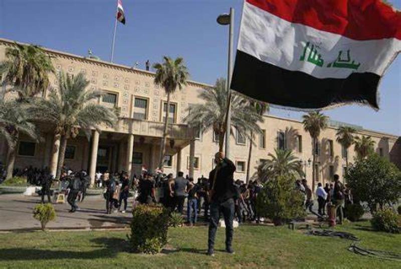 اقتحام أنصار مقتدي الصدر مقر مجلس الوزراء العراقي بالقصر الحكومي