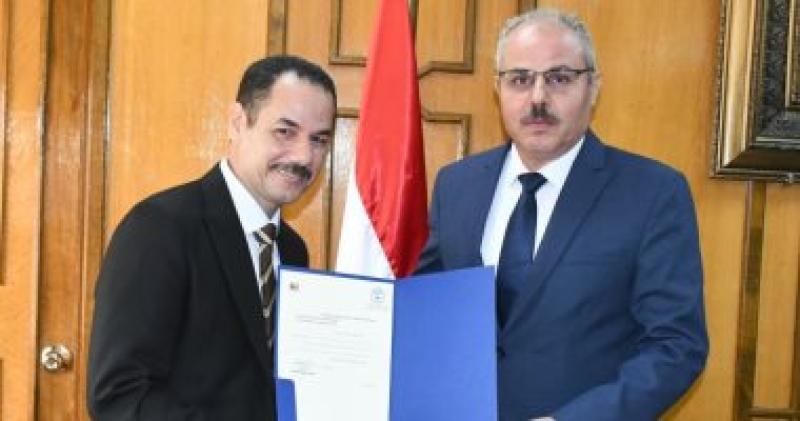 رئيس الجامعة يسلم وكيل كلية الزراعة قرار تكليفه