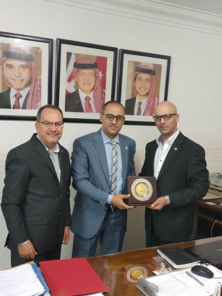 خلال تقديم التهنئة 