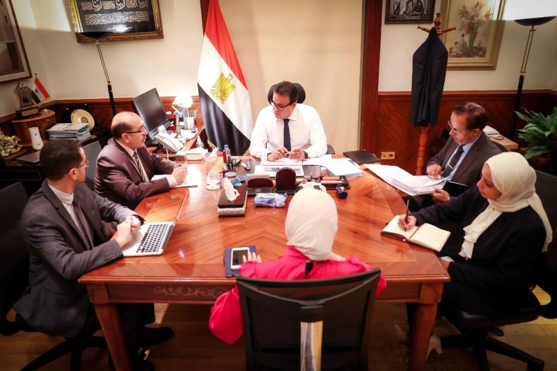 اجتماع وزير الصحة