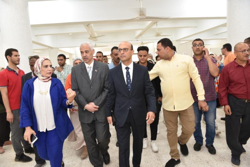رئيس جامعة أسيوط يتفقد إنطلاق أعمال الكشف الطبى على الطلاب الجدد