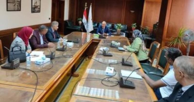 وزيرى الرى خلال الاجتماع مع رئيس هيئة الصرف لمتابعة المشروعات