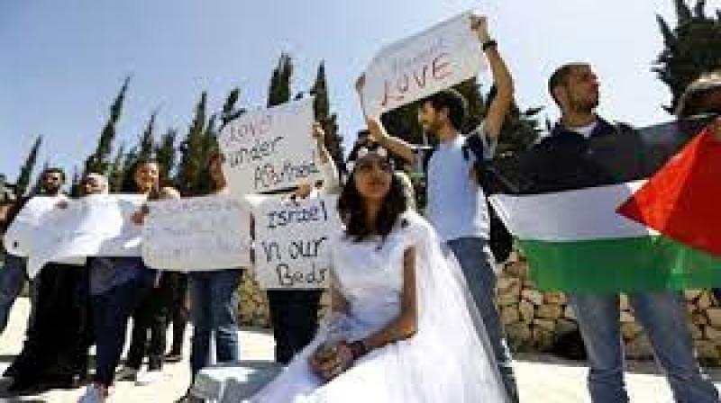إسرائيل تفرض قيودا صارمة على العلاقات العاطفية بين الفلسطيني