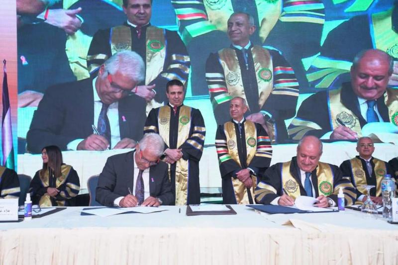 خلال التوقيع