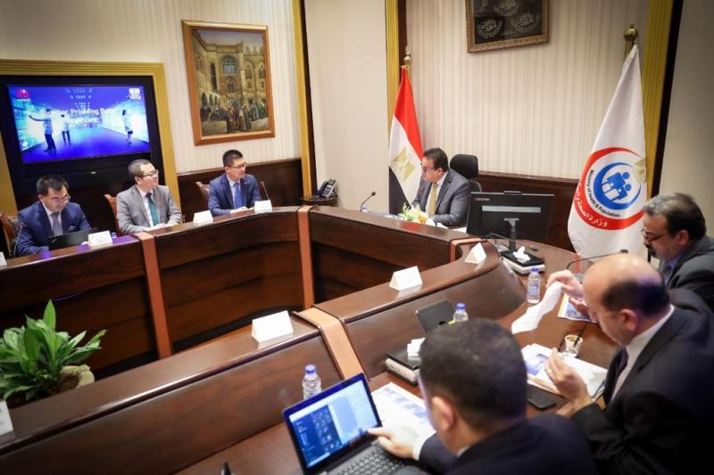 وزير الصحة يبحث مع وفد شركة هواوي آليات التحول الرقمي في الرعاية الصحية