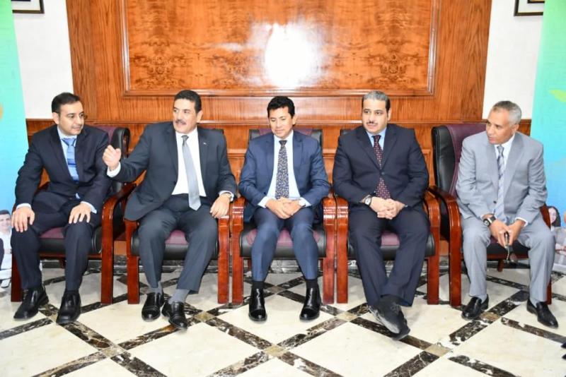 وزير الرياضة يناقش الخطة المستقبلية  للاتحادين  العربي والمصرى  للرياضة للجميع