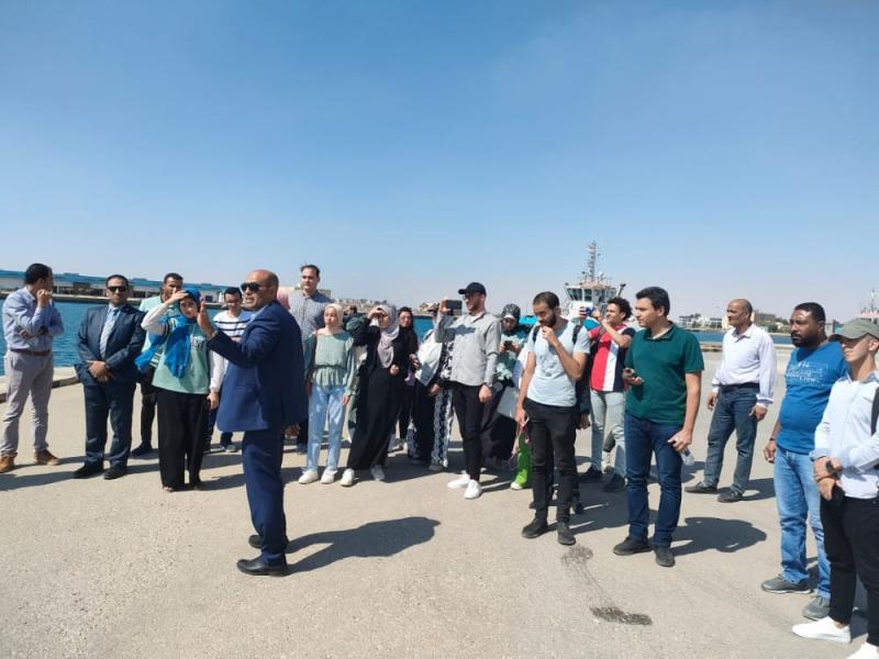 موانى البحر الاحمر تستقبل وفد من طلاب معهد العلوم والبحار بالجامعات المصرية للتعريف بأعمال التطوير بالموانىء 