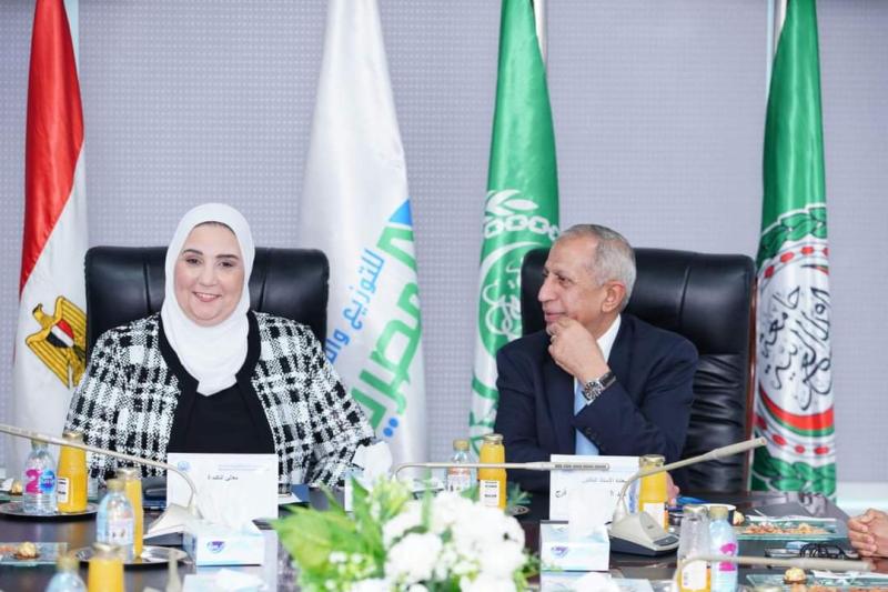 الدكتور إسماعيل عبد الغفار والدكتورة  نيفين القباج وزيرة التضامن