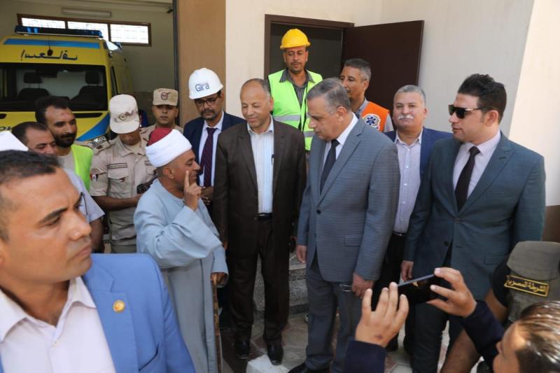 محافظ سوهاج يتفقد مشروعات حياة كريمة بقرية أولاد يحيى بدار السلام 