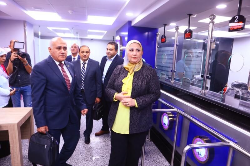 وزيرة التضامن تتفقد مكتب السجل المدني بديوان الوزارة