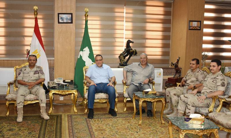 المستشار العسكري يُهنئ محافظ الشرقية بالعيد القومي للمحافظة