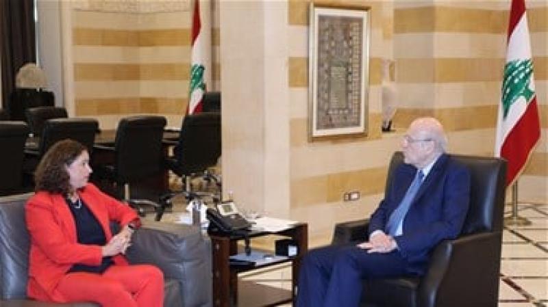 الممثلة المقيمة لبرنامج الأمم المتحدة الإنمائي بلبنان ميلاني هوشنتاين مع نجيب ميقاتي