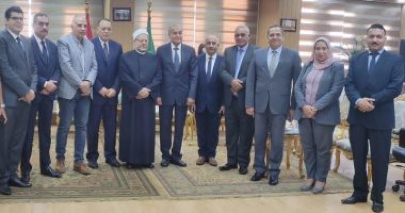 وزير الرى مع مفتى الجمهورية ومحافظ الشرقية