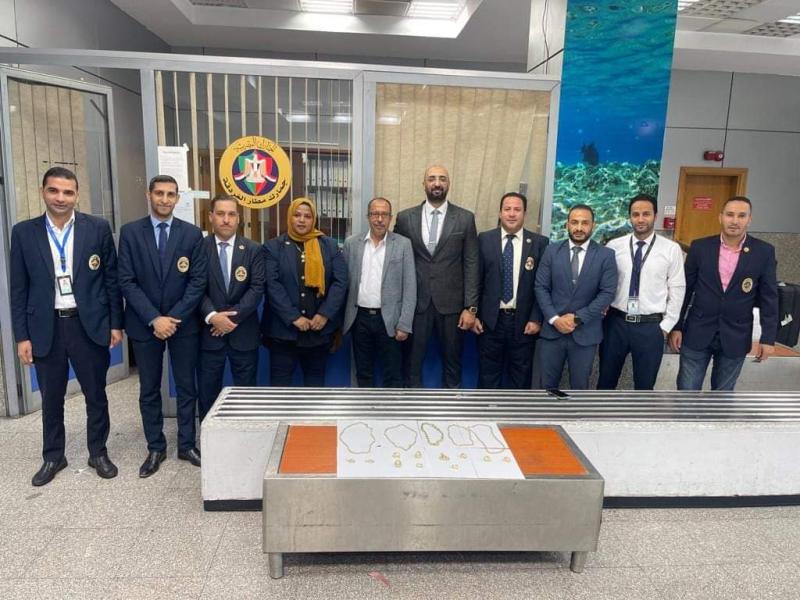 رجال الجمارك بمطار الغردقة الدولي