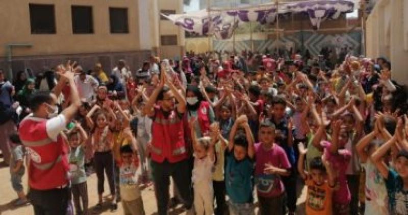 قافلة لتوزيع شنط مدرسية وكراتين غذاء بالفيوم