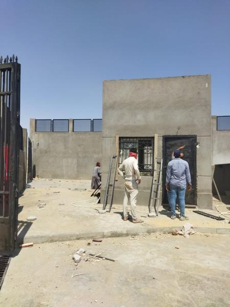 العمل في إنشاء المحطة الوسيطة لتجميع القمامة بإسنا