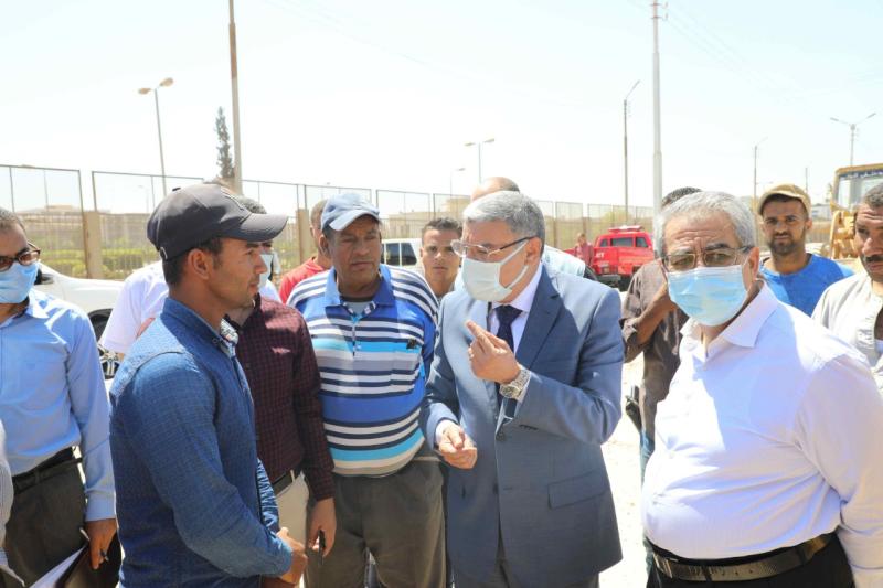محافظ المنيا يتابع أعمال رفع المخلفات من المقلب الوسيط بدمشير  