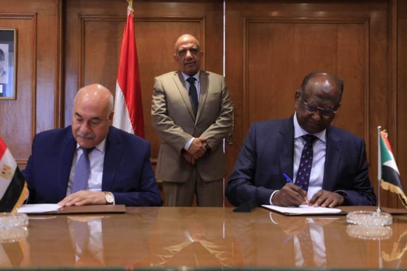جانب من التوقيع