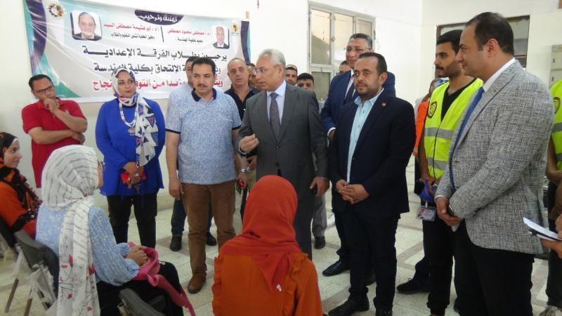  د. ”عصام ” يتابع إجراءات الكشف الطبي للطلاب المستجدين في يومها الثاني 